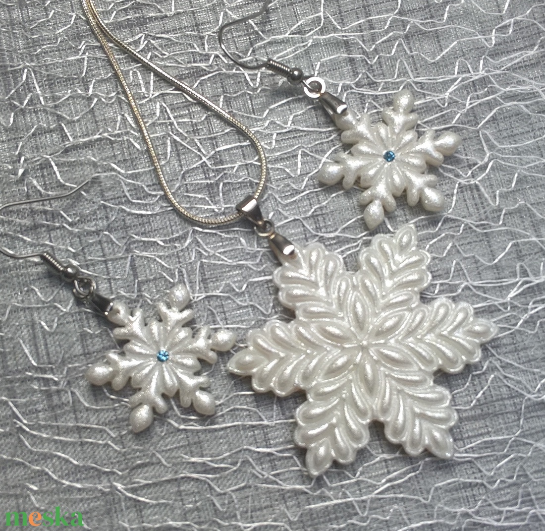 Hópehely ékszerszett gyöngyházfényű csillogással, apró swarovksi kristályokkal - ékszer - ékszerszett - Meska.hu