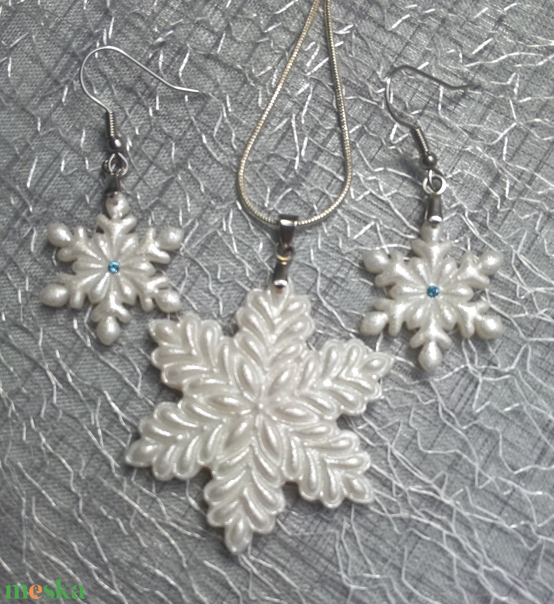 Hópehely ékszerszett gyöngyházfényű csillogással, apró swarovksi kristályokkal - ékszer - ékszerszett - Meska.hu