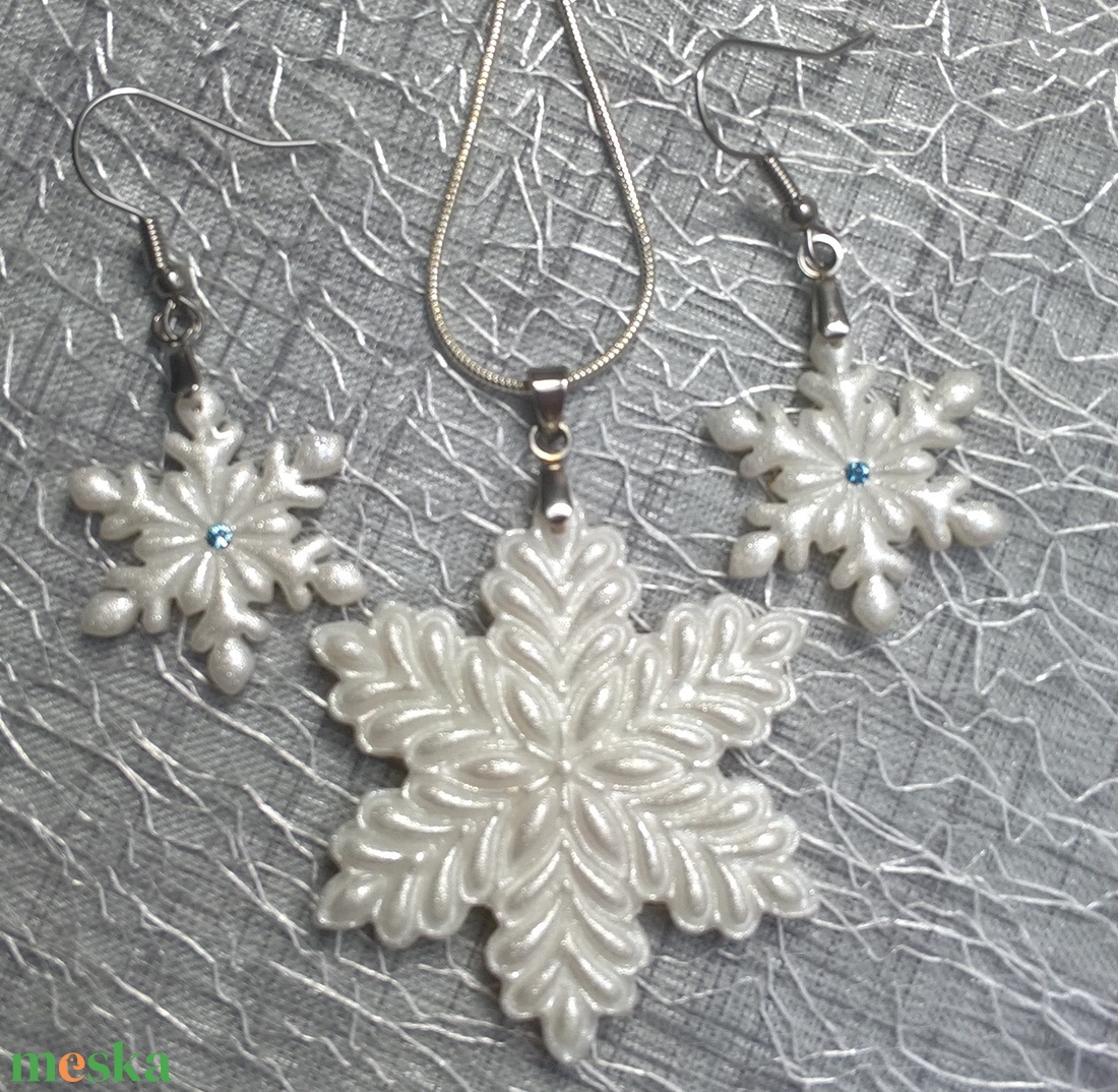 Hópehely ékszerszett gyöngyházfényű csillogással, apró swarovksi kristályokkal - ékszer - ékszerszett - Meska.hu