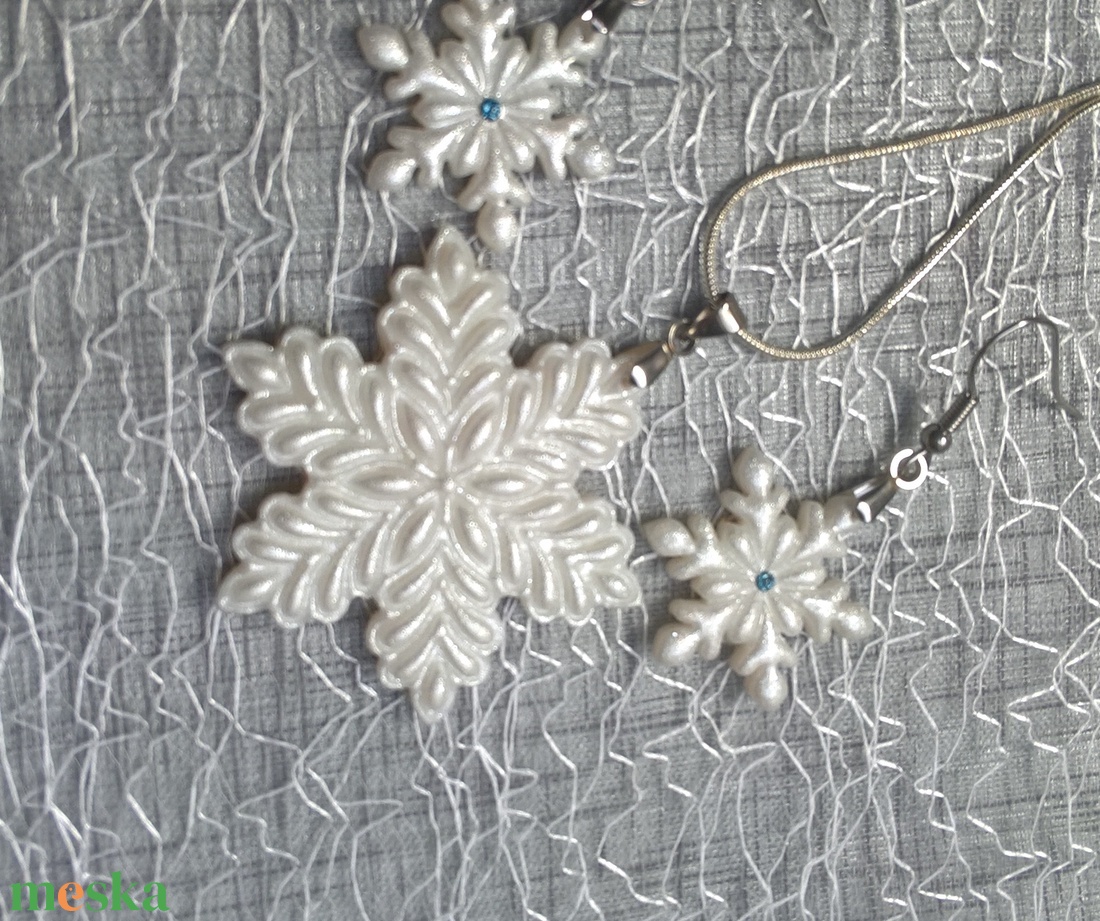 Hópehely ékszerszett gyöngyházfényű csillogással, apró swarovksi kristályokkal - ékszer - ékszerszett - Meska.hu