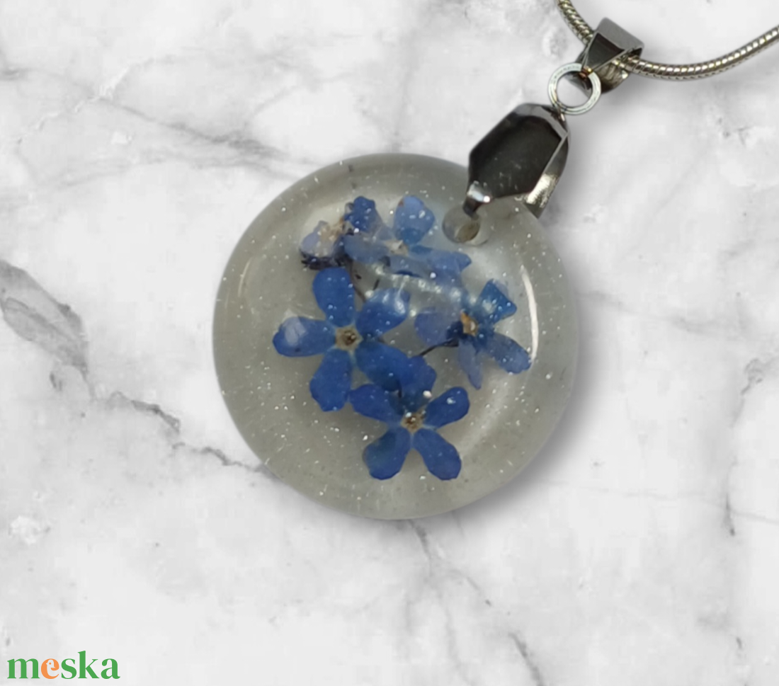 Egy apró fürtnyi nefelejcses nyaklánc  - ékszer - nyaklánc - medálos nyaklánc - Meska.hu