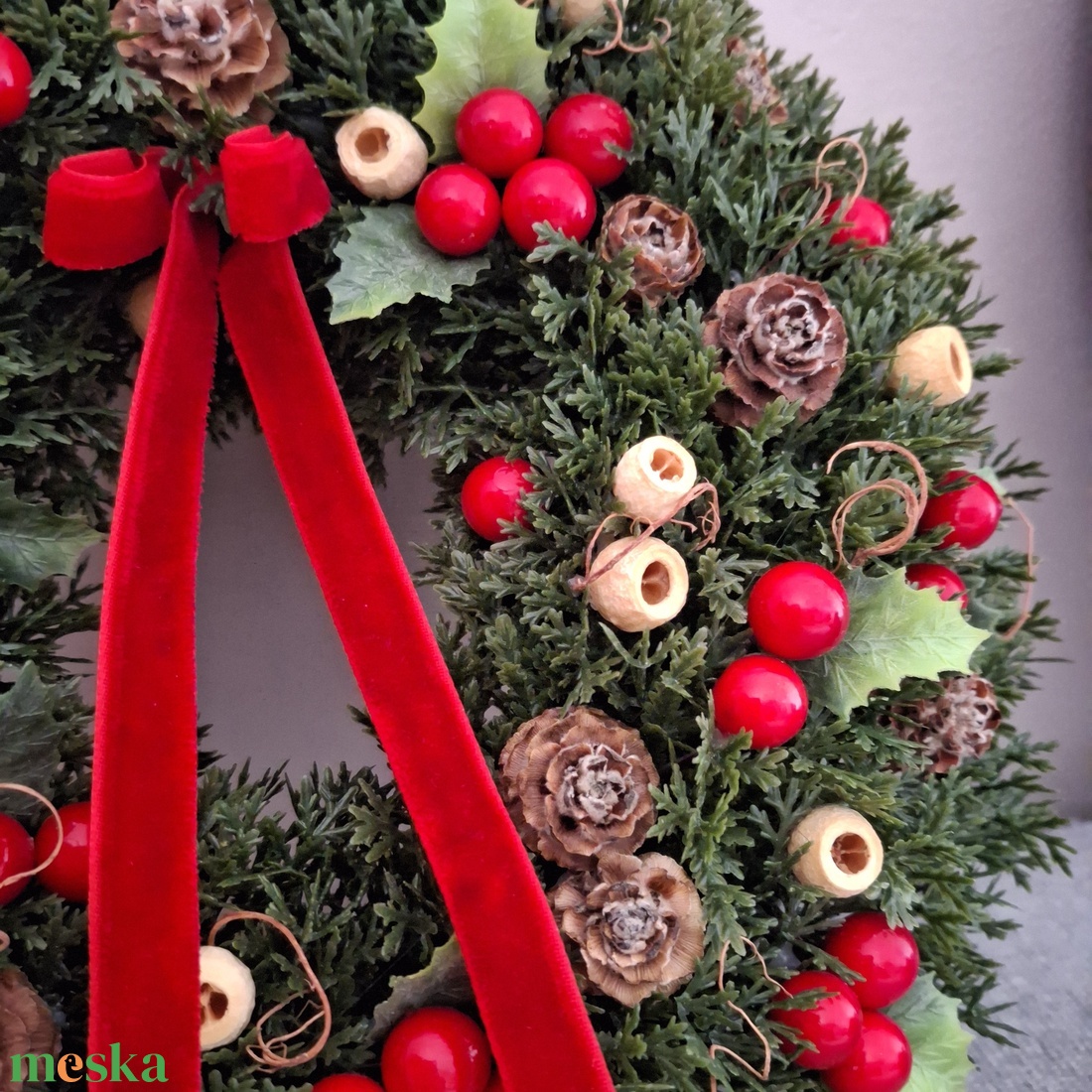 Pirosbogyós tuja kopogtató  - karácsony - karácsonyi lakásdekoráció - karácsonyi ajtódíszek - Meska.hu