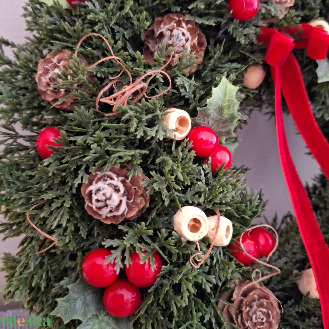 Pirosbogyós tuja kopogtató  - karácsony - karácsonyi lakásdekoráció - karácsonyi ajtódíszek - Meska.hu