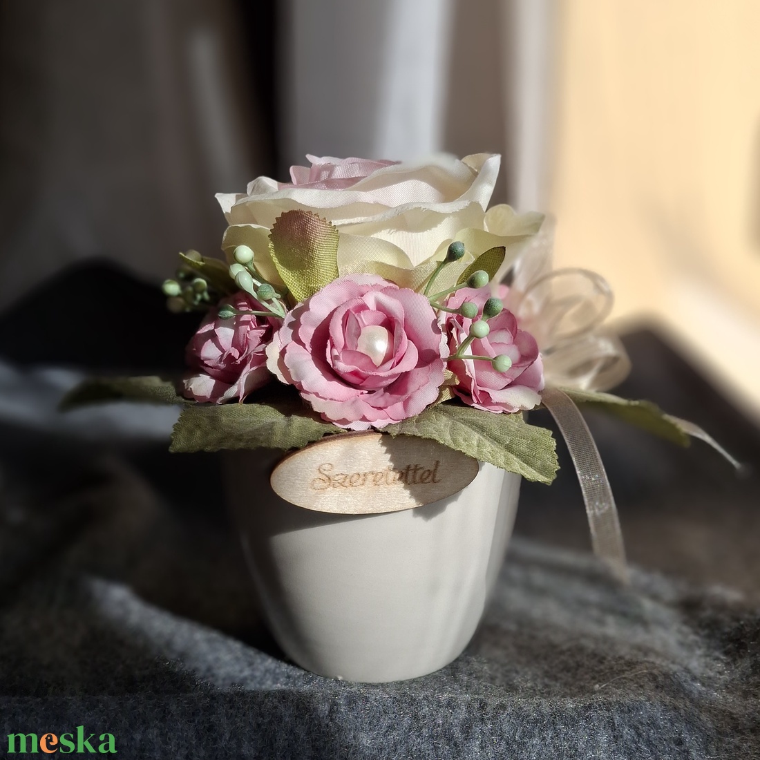 Virágos köszöntő rózsákkal - otthon & életmód - virágdekoráció - virágdíszek - virágdísz kaspóban - Meska.hu