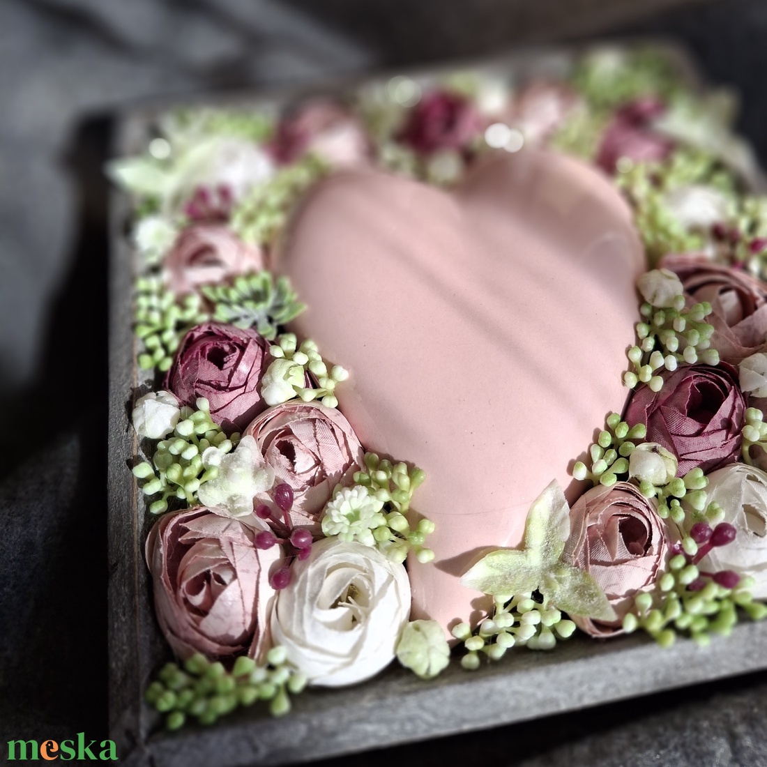 Kerámia szives asztal- vagy falidísz - otthon & életmód - virágdekoráció - virágdíszek - asztali virágdísz - Meska.hu