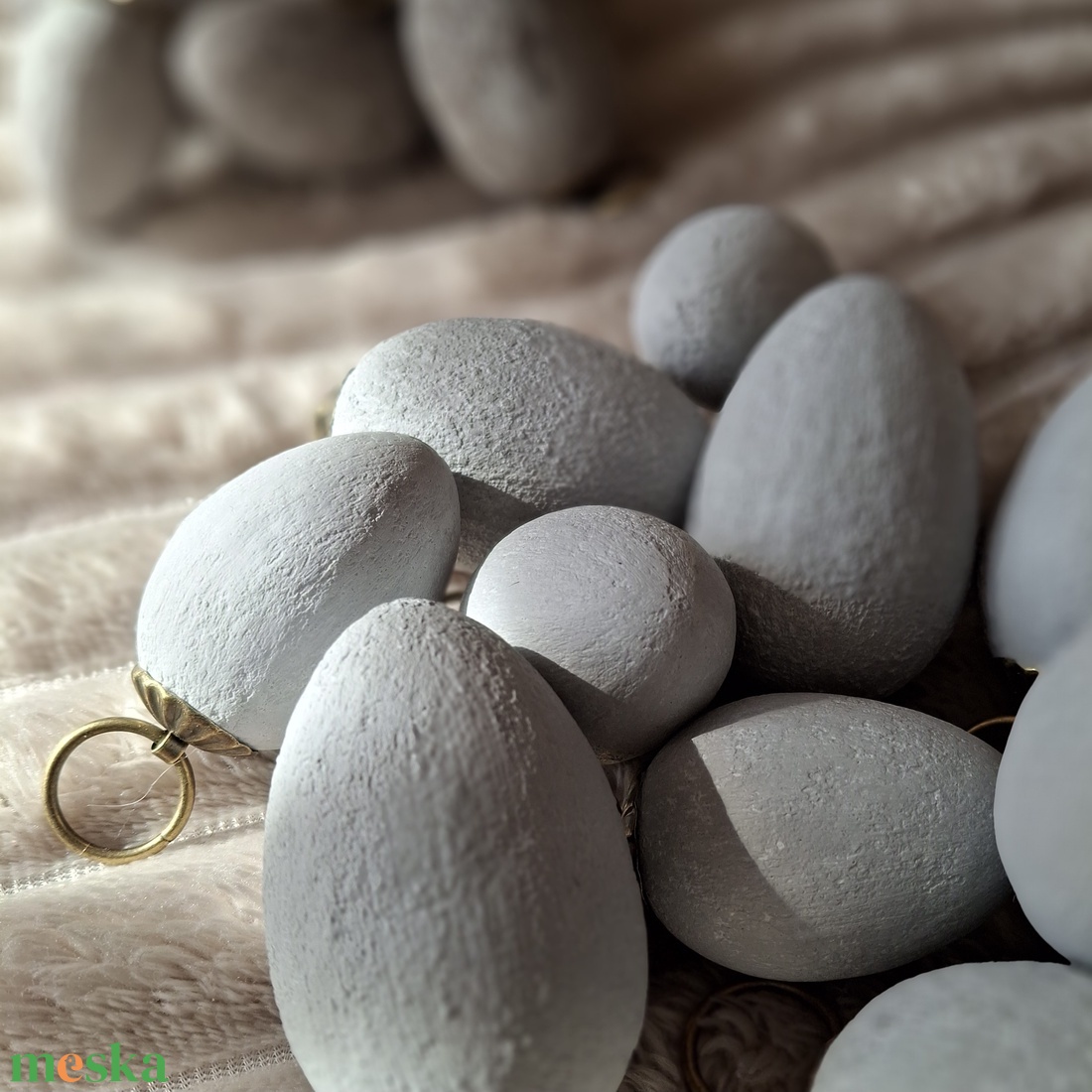 Kőhatású függő tojás dísz szett-fehér - otthon & életmód - dekoráció - fali és függő dekoráció - függődísz - Meska.hu