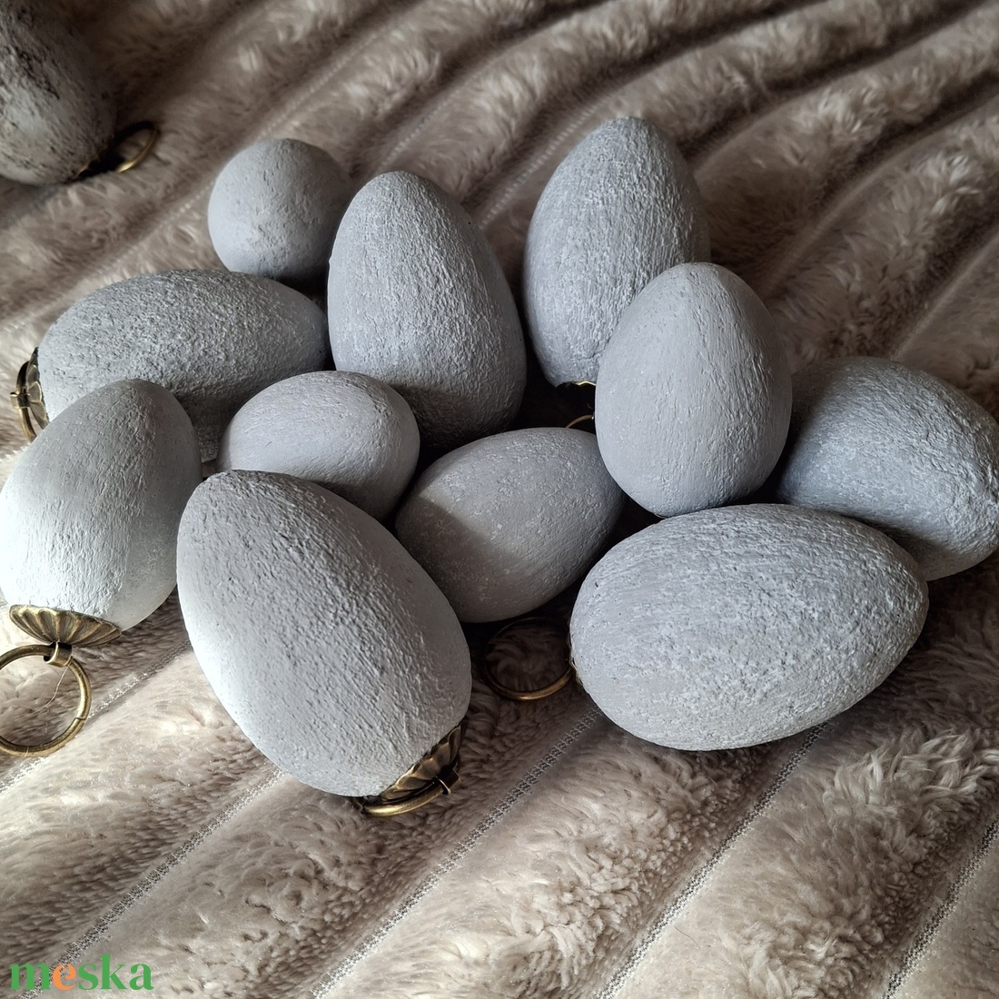 Kőhatású függő tojás dísz szett-fehér - otthon & életmód - dekoráció - fali és függő dekoráció - függődísz - Meska.hu