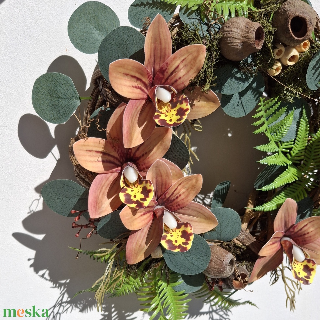 Trópusi kopogtató orchideával, barna-narancs - otthon & életmód - dekoráció - ajtó- és ablak dekoráció - ajtódísz & kopogtató - Meska.hu