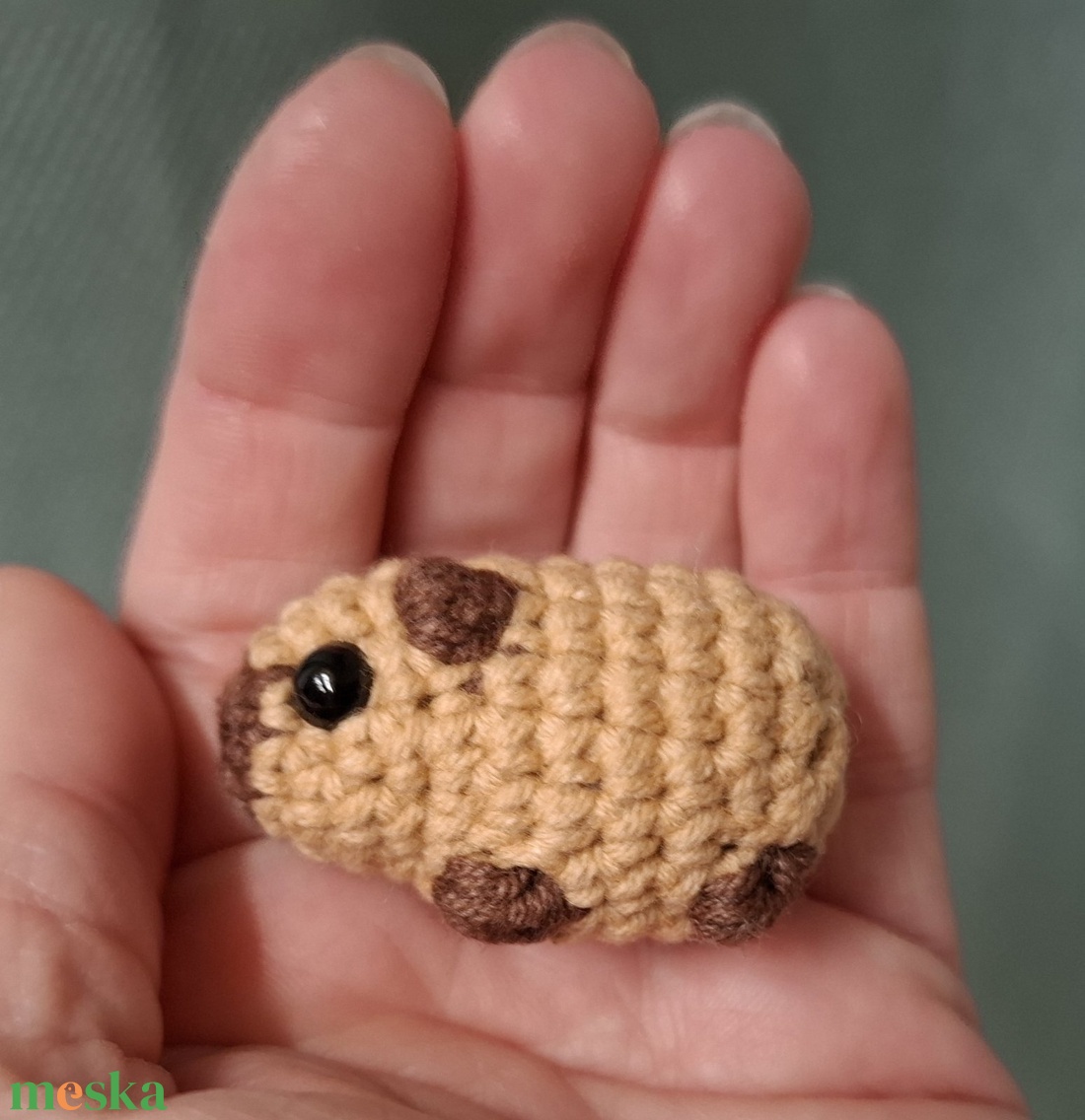 Mini horgolt capybara kulcstartó - játék & sport - plüssállat & játékfigura - malac - Meska.hu