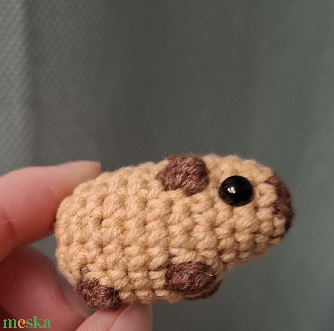 Mini horgolt capybara kulcstartó - játék & sport - plüssállat & játékfigura - malac - Meska.hu