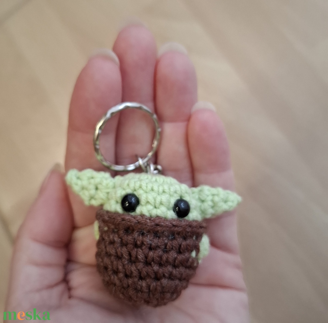 Mini horgolt baby yoda kulcstartó - játék & sport - plüssállat & játékfigura - más figura - Meska.hu