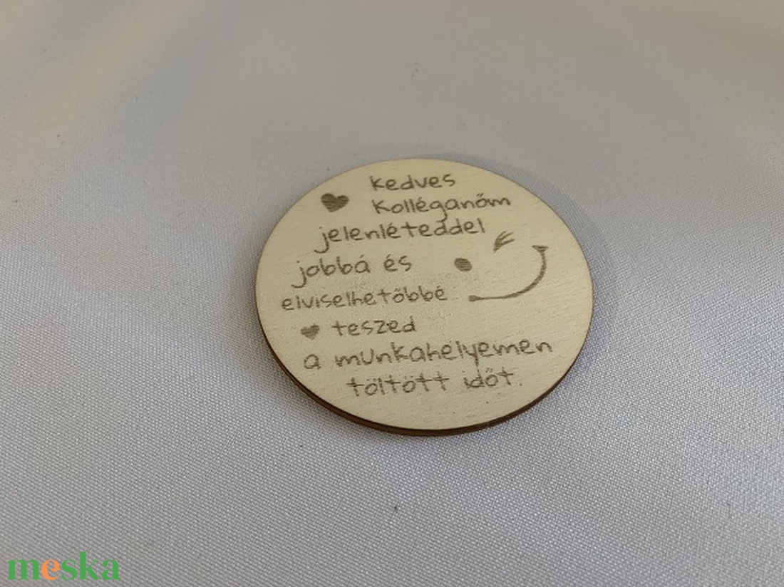 Kedves kolléganőm kör alakú tábla - otthon & életmód - konyhafelszerelés, tálalás - konyhai dekoráció - hűtőmágnes - Meska.hu Kedves kolléganőm kör alakú tábla - otthon & életmód - konyhafelszerelés, tálalás - konyhai dekoráció - hűtőmágnes - Meska.hu