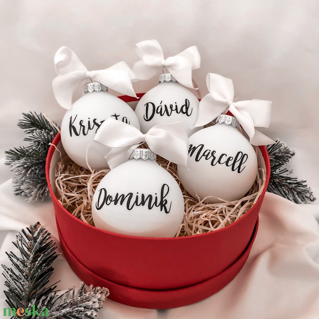 Névre szóló üveg karácsonyfa dísz  - Fehér - karácsony - karácsonyi lakásdekoráció - karácsonyfadíszek - Meska.hu