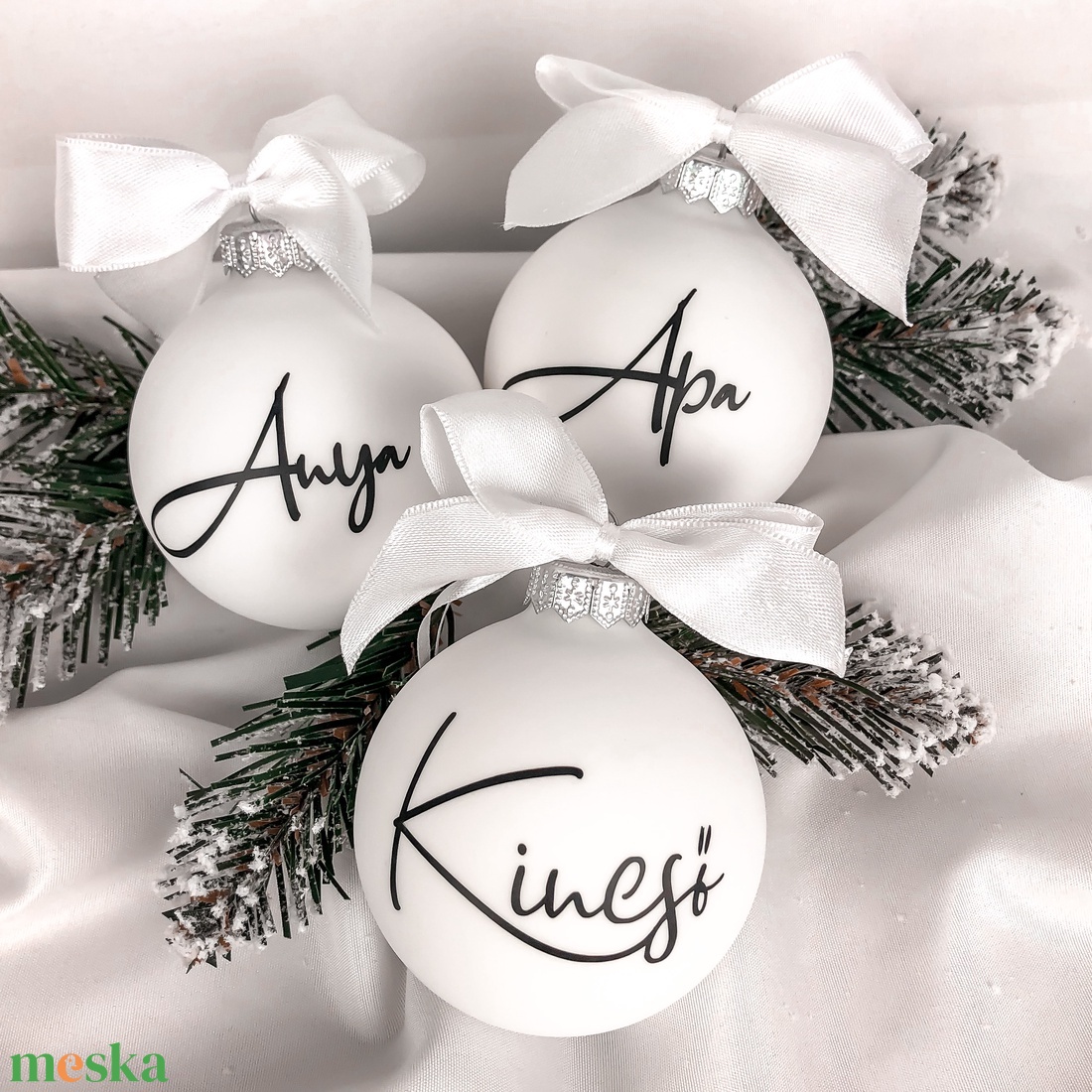Névre szóló üveg karácsonyfa dísz  - Fehér - karácsony - karácsonyi lakásdekoráció - karácsonyfadíszek - Meska.hu