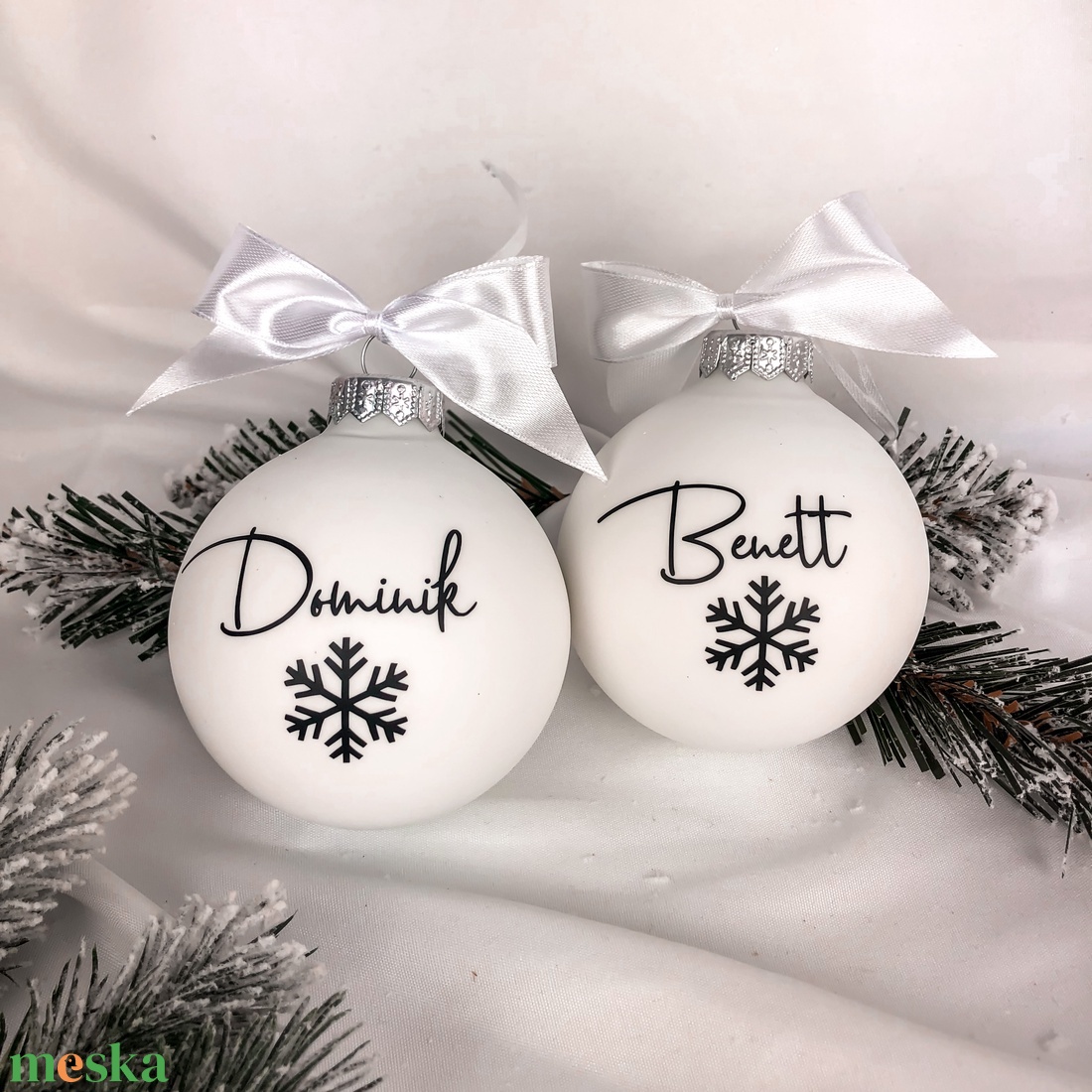 Névre szóló üveg karácsonyfa dísz  - Fehér - karácsony - karácsonyi lakásdekoráció - karácsonyfadíszek - Meska.hu