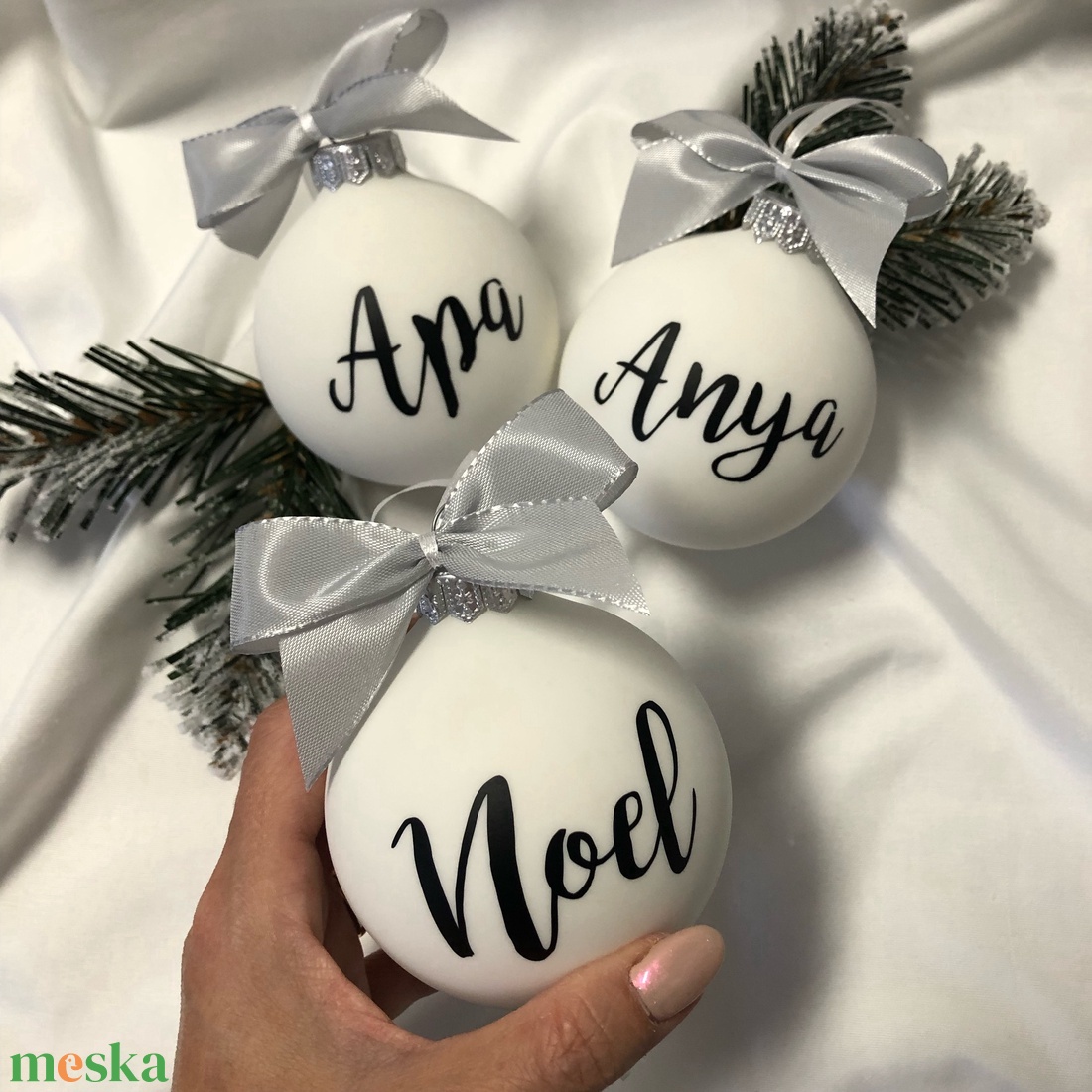 Névre szóló üveg karácsonyfa dísz  - Fehér - karácsony - karácsonyi lakásdekoráció - karácsonyfadíszek - Meska.hu