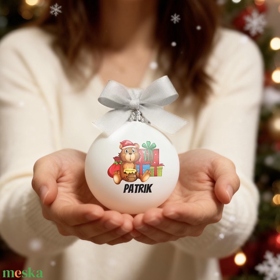 Karácsonyi üveg díszgömb egyedi névvel - Macis - 100014 - karácsony - karácsonyi lakásdekoráció - karácsonyfadíszek - Meska.hu