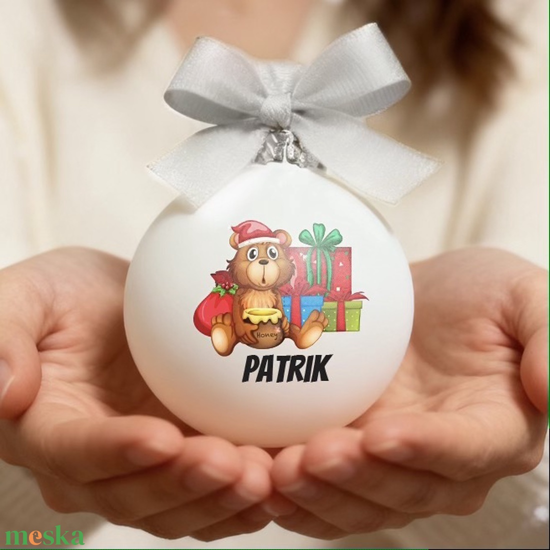 Karácsonyi üveg díszgömb egyedi névvel - Macis - 100014 - karácsony - karácsonyi lakásdekoráció - karácsonyfadíszek - Meska.hu