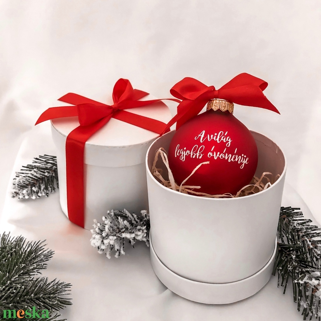 Karácsonyi üveg díszgömb egyedi névvel - Macis - 100014 - karácsony - karácsonyi lakásdekoráció - karácsonyfadíszek - Meska.hu