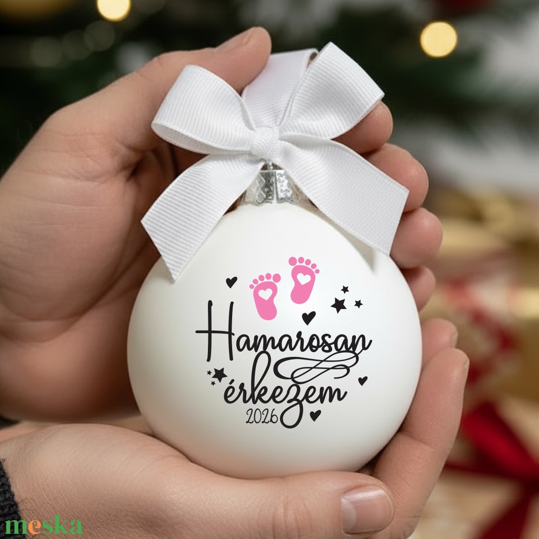 Hamarosan érkezem 2026 karácsonyi gömb - üveg karácsonyfa dísz  - Rózsaszín - karácsony - karácsonyi lakásdekoráció - karácsonyfadíszek - Meska.hu