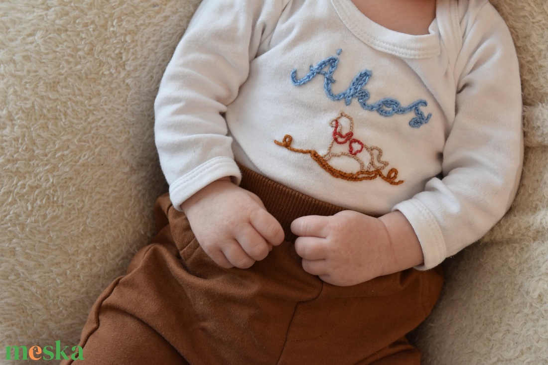 Egyedi hímzett baba body - baba - mama - babaruházat - baba body - Meska.hu