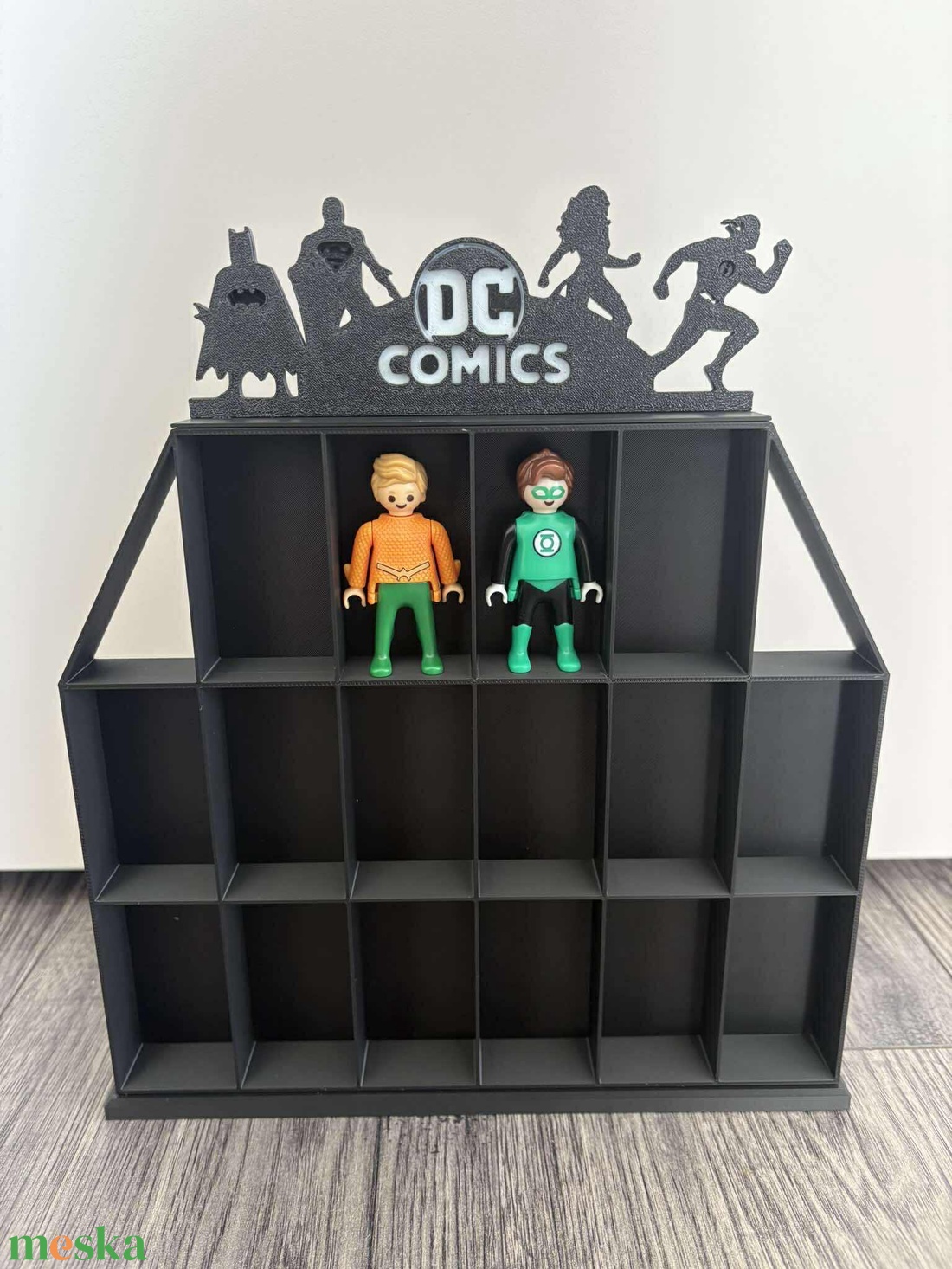 DC Comics gyűjtői polc  16 rekeszes Kinder figura tartó - otthon & életmód - dekoráció - asztal és polc dekoráció - dekorációs tál, tartó - Meska.hu