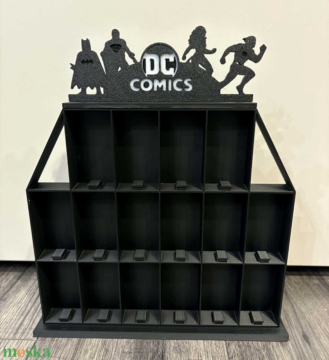 DC Comics gyűjtői polc � 16 rekeszes Kinder figura tartó - otthon & életmód - dekoráció - asztal és polc dekoráció - dekorációs tál, tartó - Meska.hu