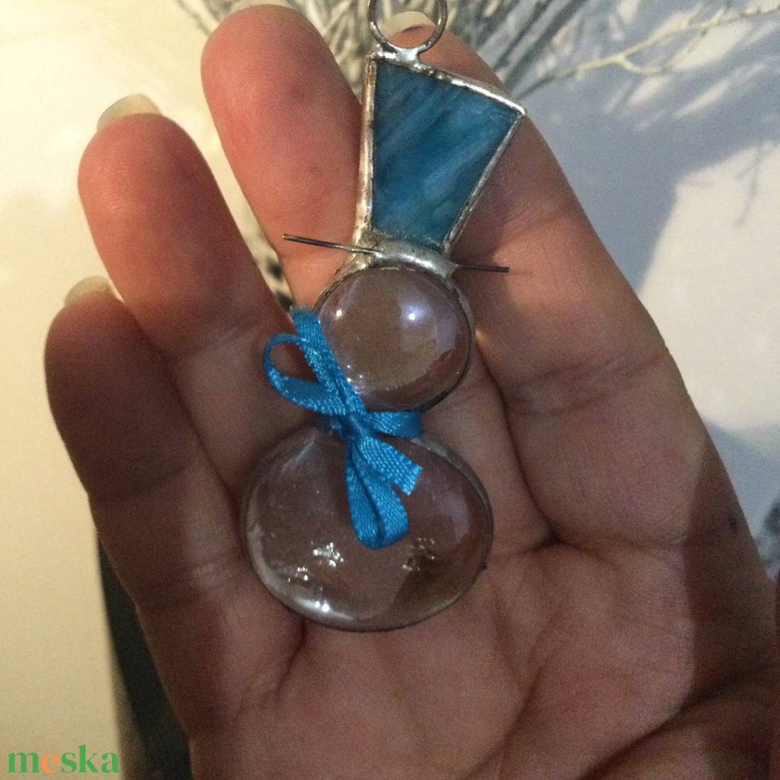 Üvegdísz - hóember kék kalapban - karácsony - karácsonyi lakásdekoráció - karácsonyfadíszek - Meska.hu