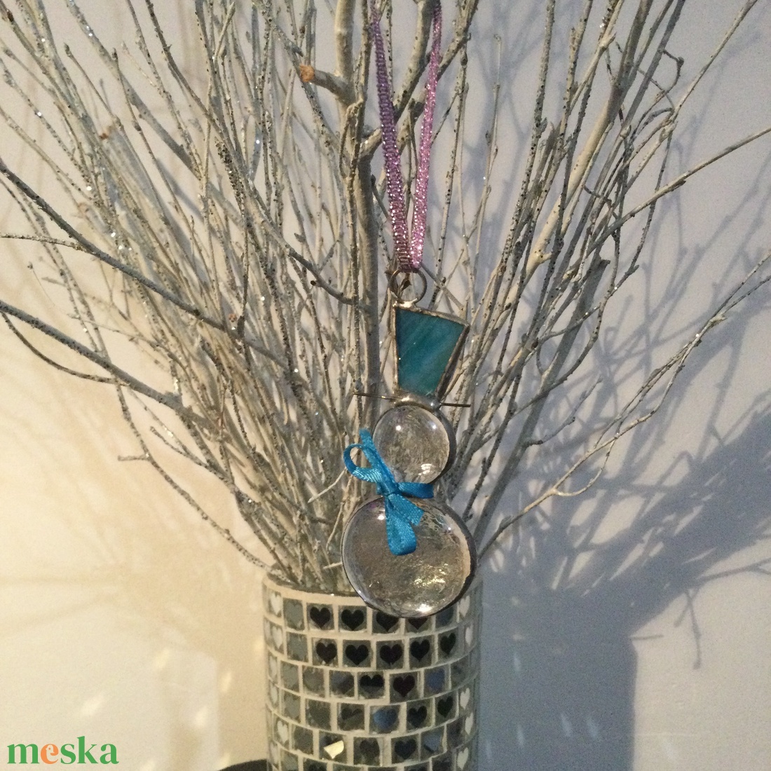 Üvegdísz - hóember kék kalapban - karácsony - karácsonyi lakásdekoráció - karácsonyfadíszek - Meska.hu