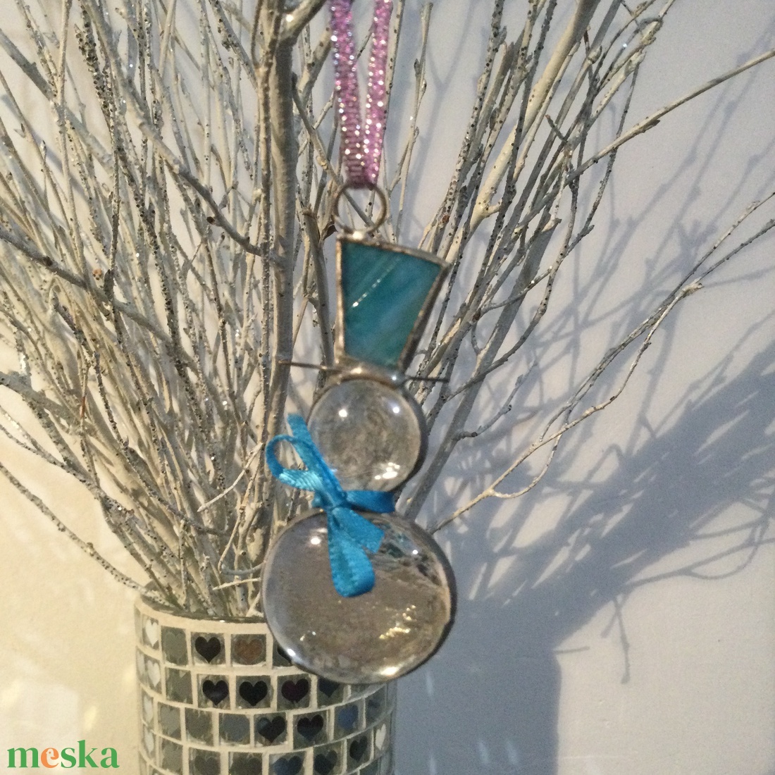 Üvegdísz - hóember kék kalapban - karácsony - karácsonyi lakásdekoráció - karácsonyfadíszek - Meska.hu