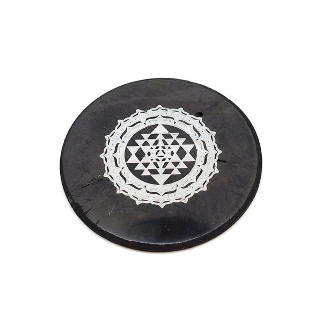 Shungit korong sri yantra ezüst matricás 50mm - kellékek & szerszámok - ásvány alapanyag - shungit piramis - Meska.hu Shungit korong sri yantra ezüst matricás 50mm - kellékek & szerszámok - ásvány alapanyag - shungit piramis - Meska.hu