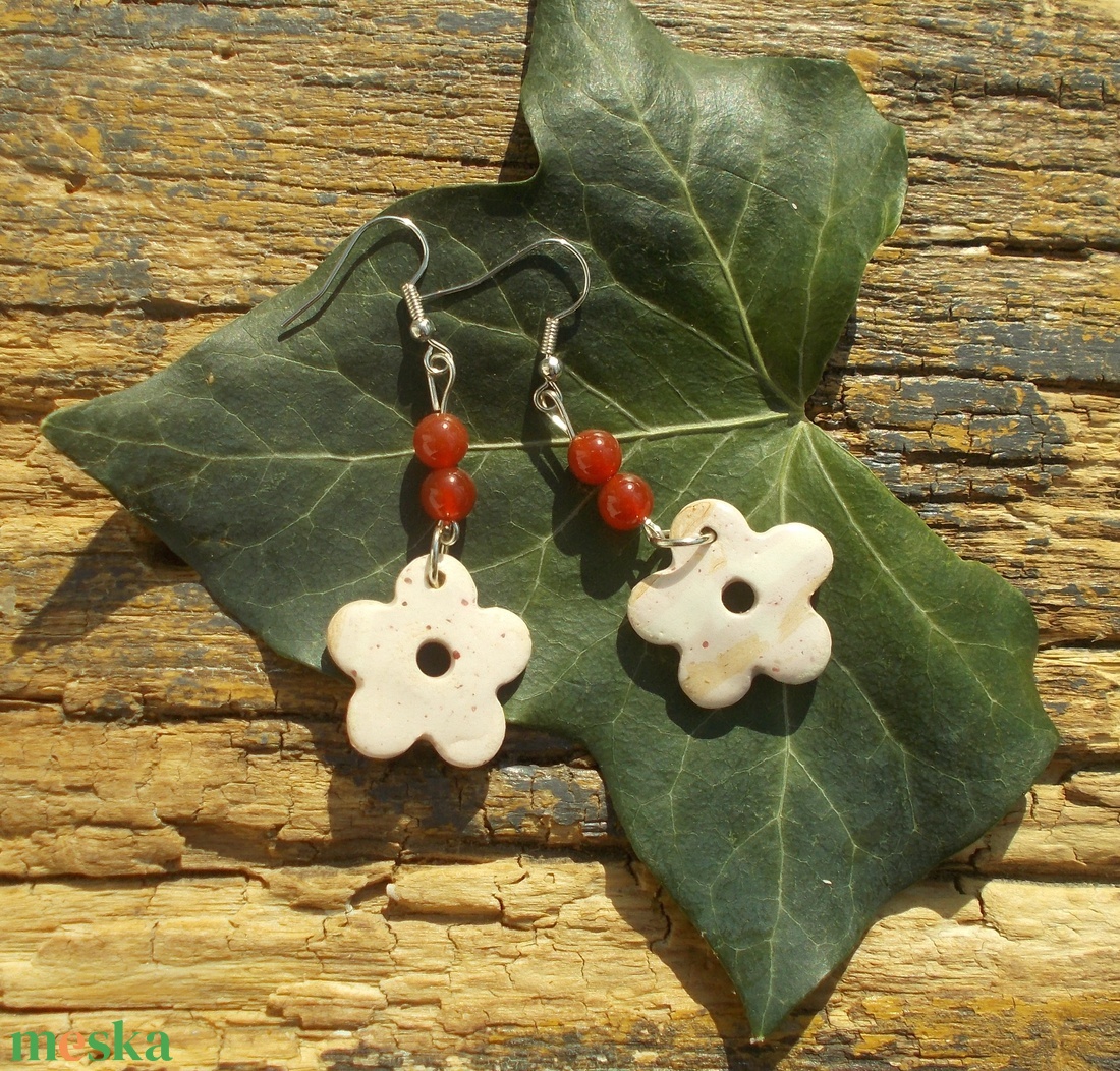 Virágos fülbevaló - ékszer - fülbevaló - lógó fülbevaló - Meska.hu