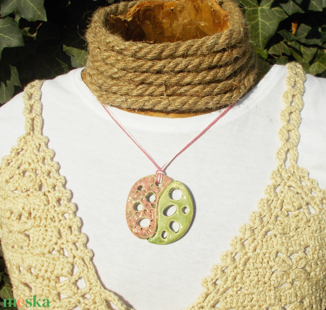 Zöld-rózsaszín nyaklánc - ékszer - nyaklánc - medálos nyaklánc - Meska.hu