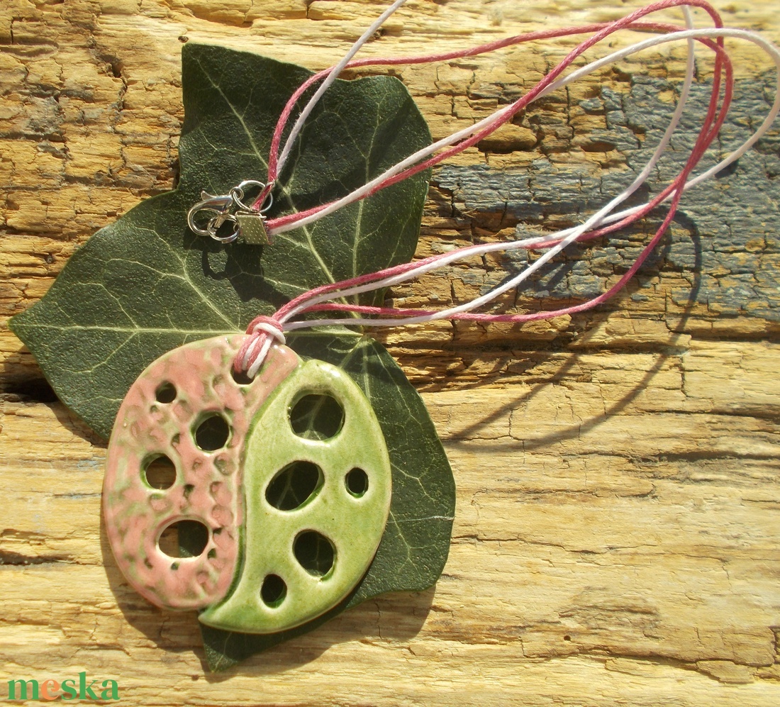 Zöld-rózsaszín nyaklánc - ékszer - nyaklánc - medálos nyaklánc - Meska.hu