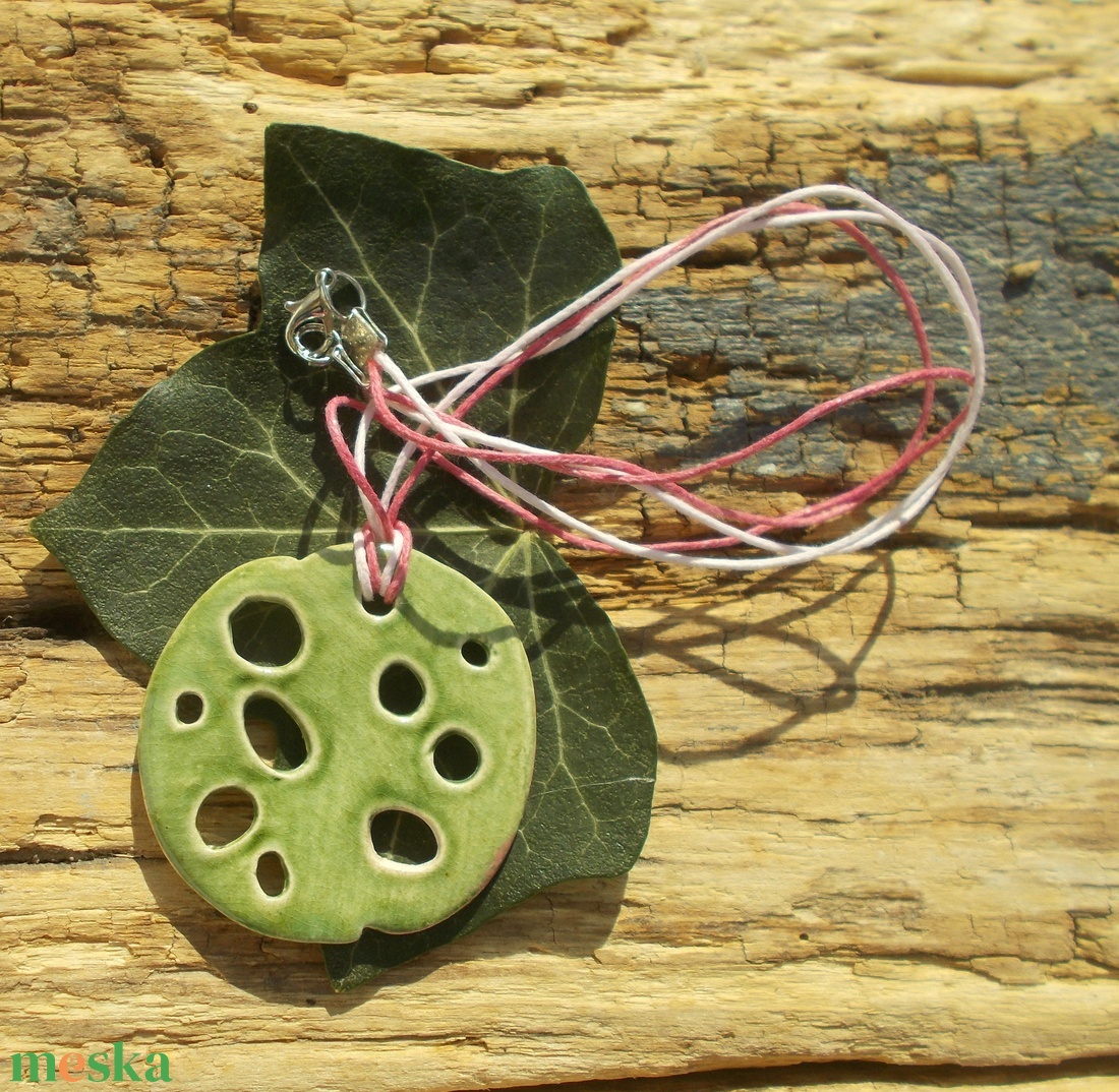 Zöld-rózsaszín nyaklánc - ékszer - nyaklánc - medálos nyaklánc - Meska.hu