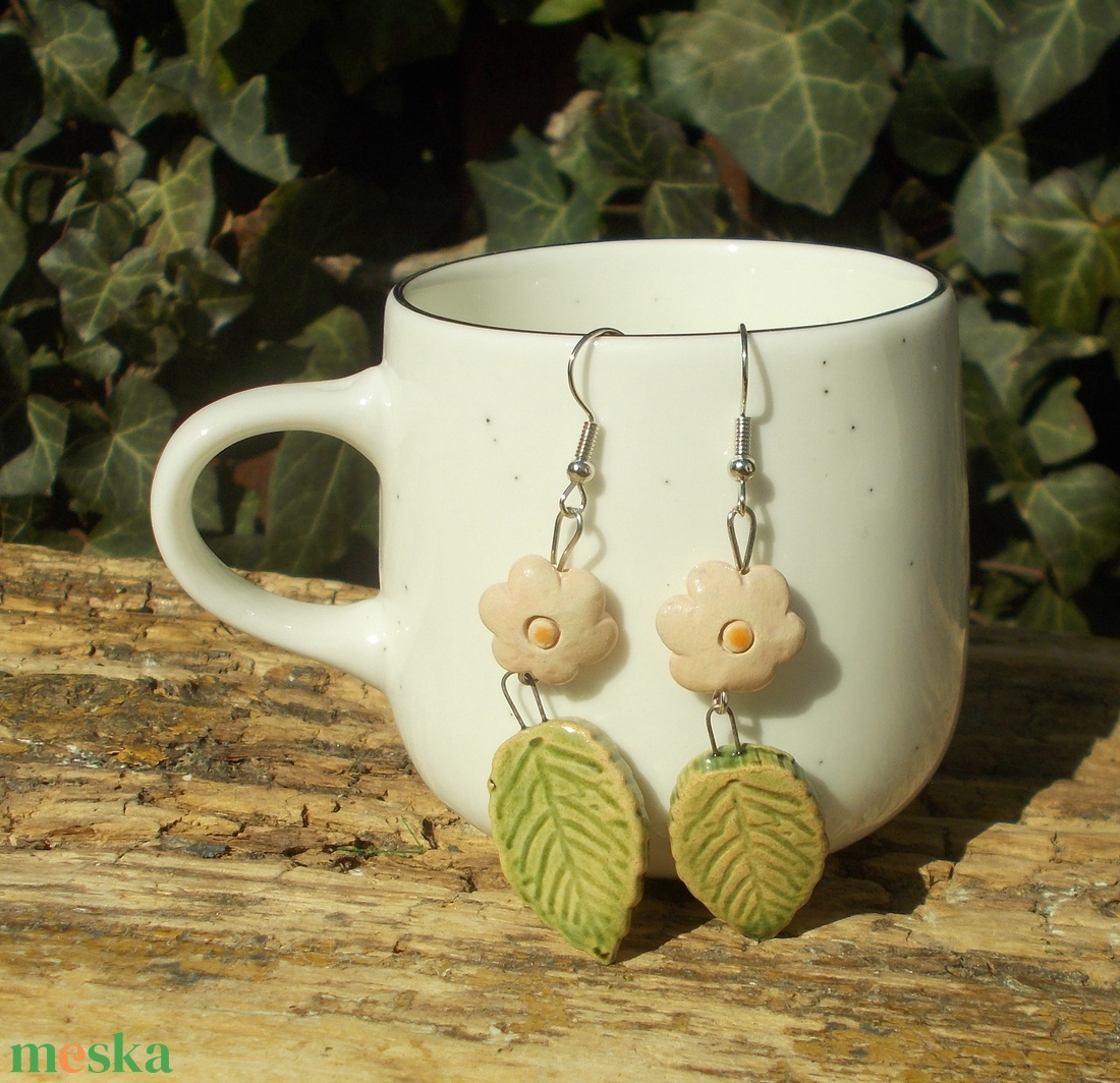 Virágos fülbevaló - ékszer - fülbevaló - lógó fülbevaló - Meska.hu