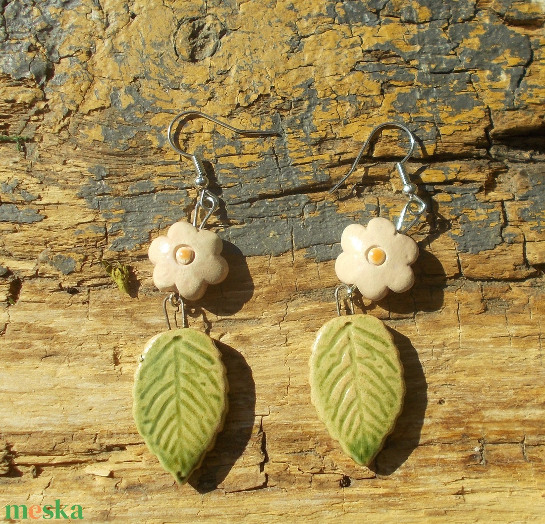 Virágos fülbevaló - ékszer - fülbevaló - lógó fülbevaló - Meska.hu