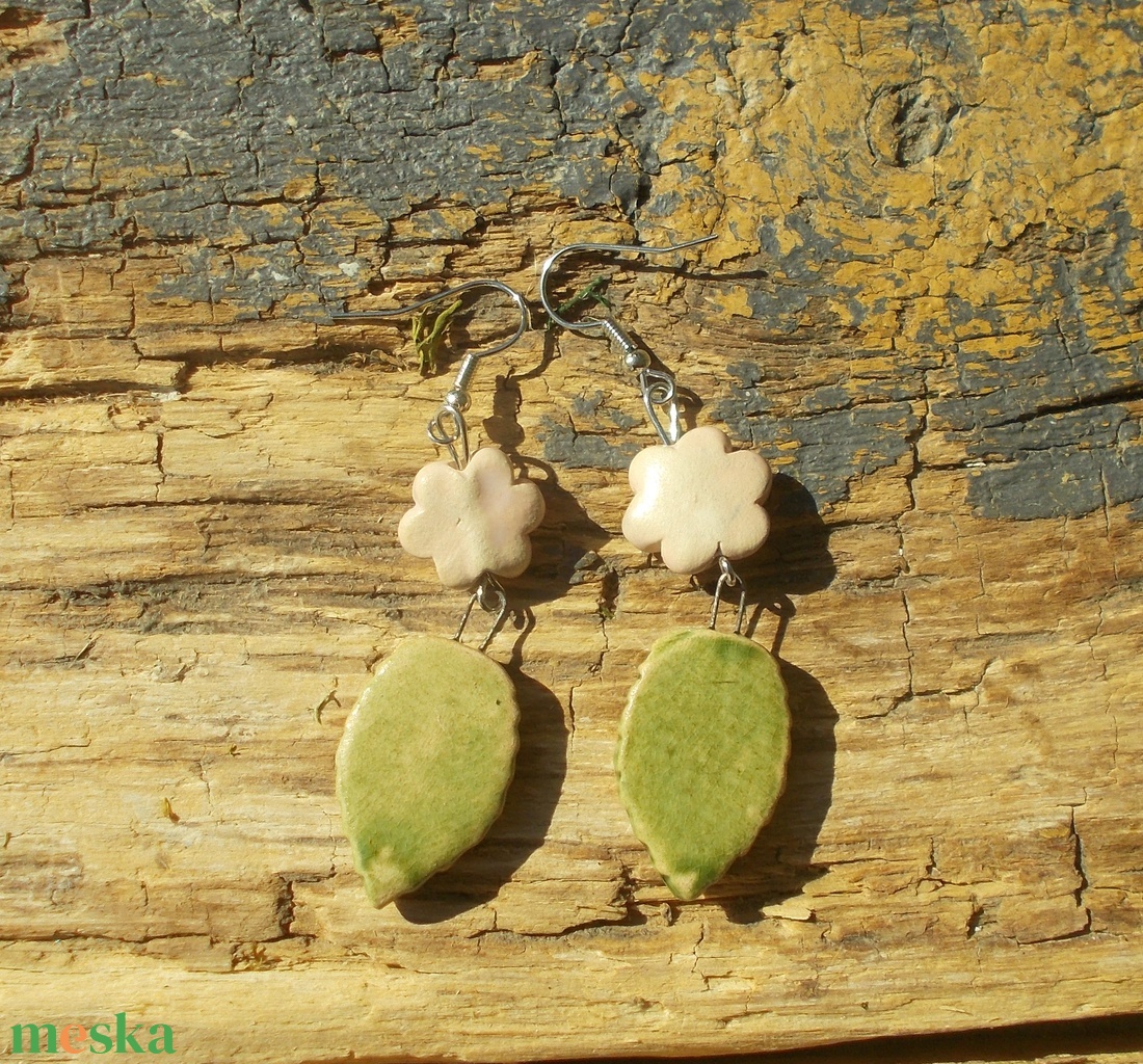 Virágos fülbevaló - ékszer - fülbevaló - lógó fülbevaló - Meska.hu