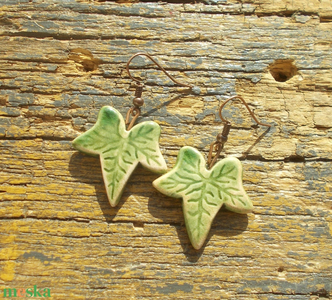 Borostyán leveles  fülbevaló - ékszer - fülbevaló - lógó fülbevaló - Meska.hu