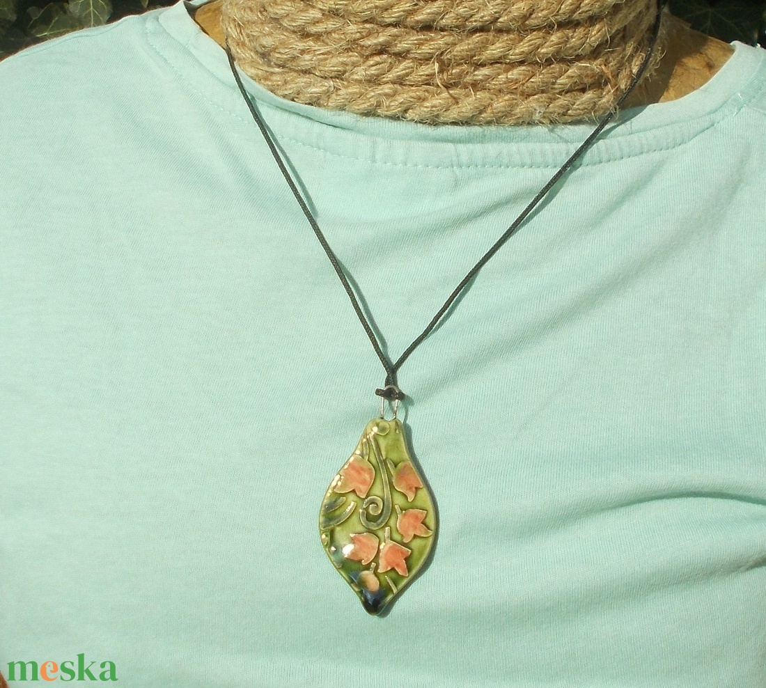 Nyaklánc virágokkal - ékszer - nyaklánc - medálos nyaklánc - Meska.hu