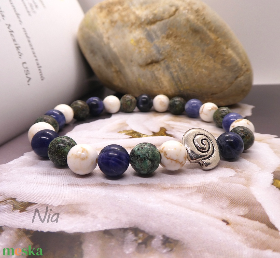 Korallszirt - ásványkarkötő csiga medállal - ékszer - karkötő - karkötő medállal - Meska.hu