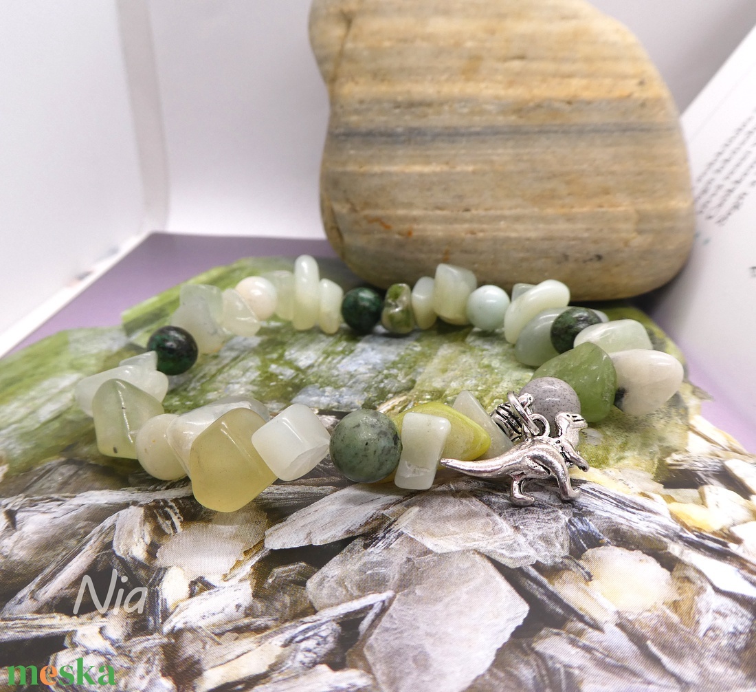 Jura - ásványkarkötő dínó medállal - ékszer - karkötő - karkötő medállal - Meska.hu