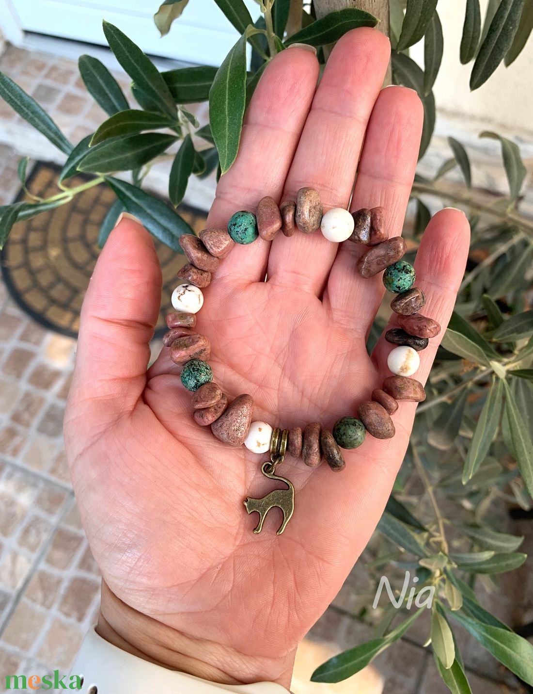 Édes otthon - ásványkarkötő cica medállal - ékszer - karkötő - karkötő medállal - Meska.hu