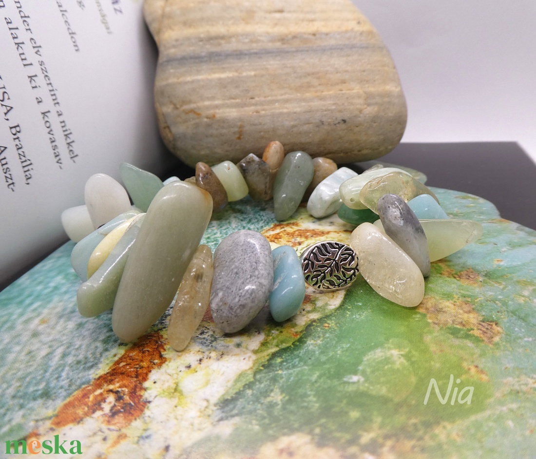 Amazonas - ásványkarkötő leveles köztessel - ékszer - karkötő - karkötő medállal - Meska.hu