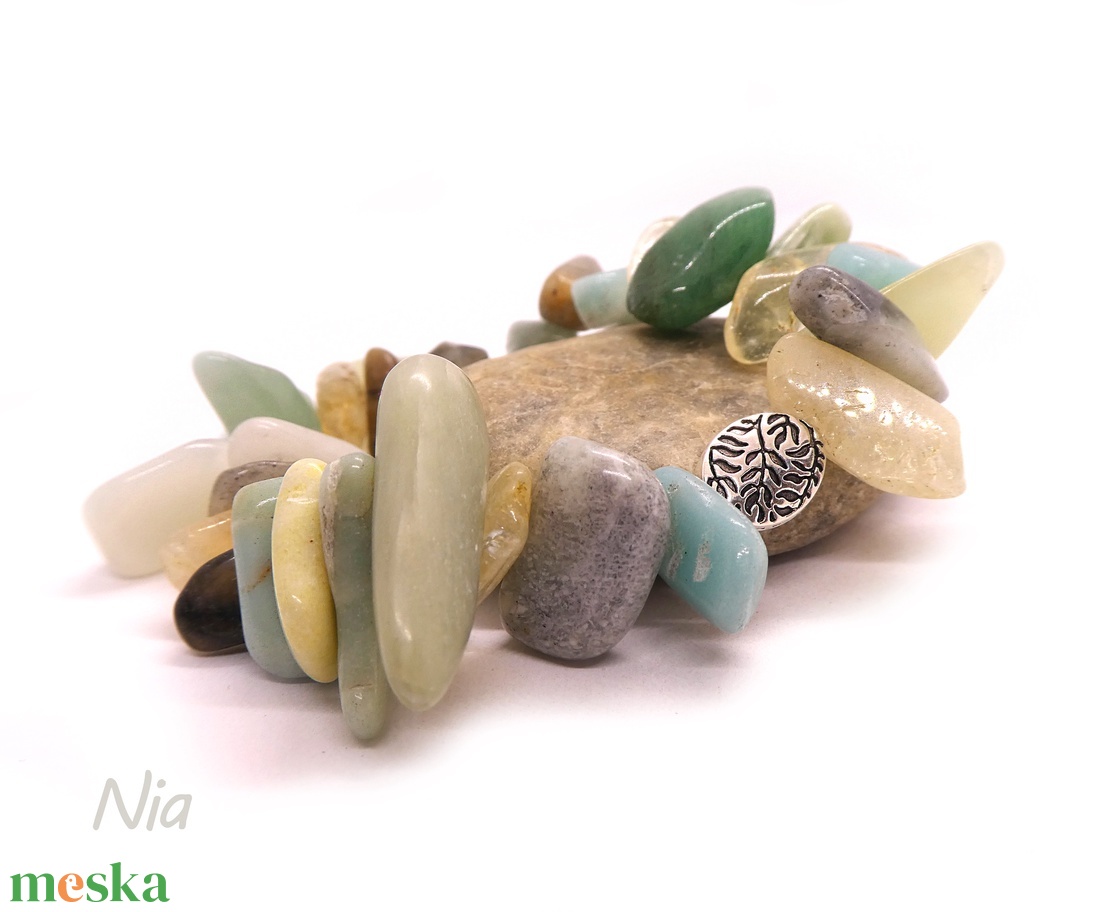 Amazonas - ásványkarkötő leveles köztessel - ékszer - karkötő - karkötő medállal - Meska.hu