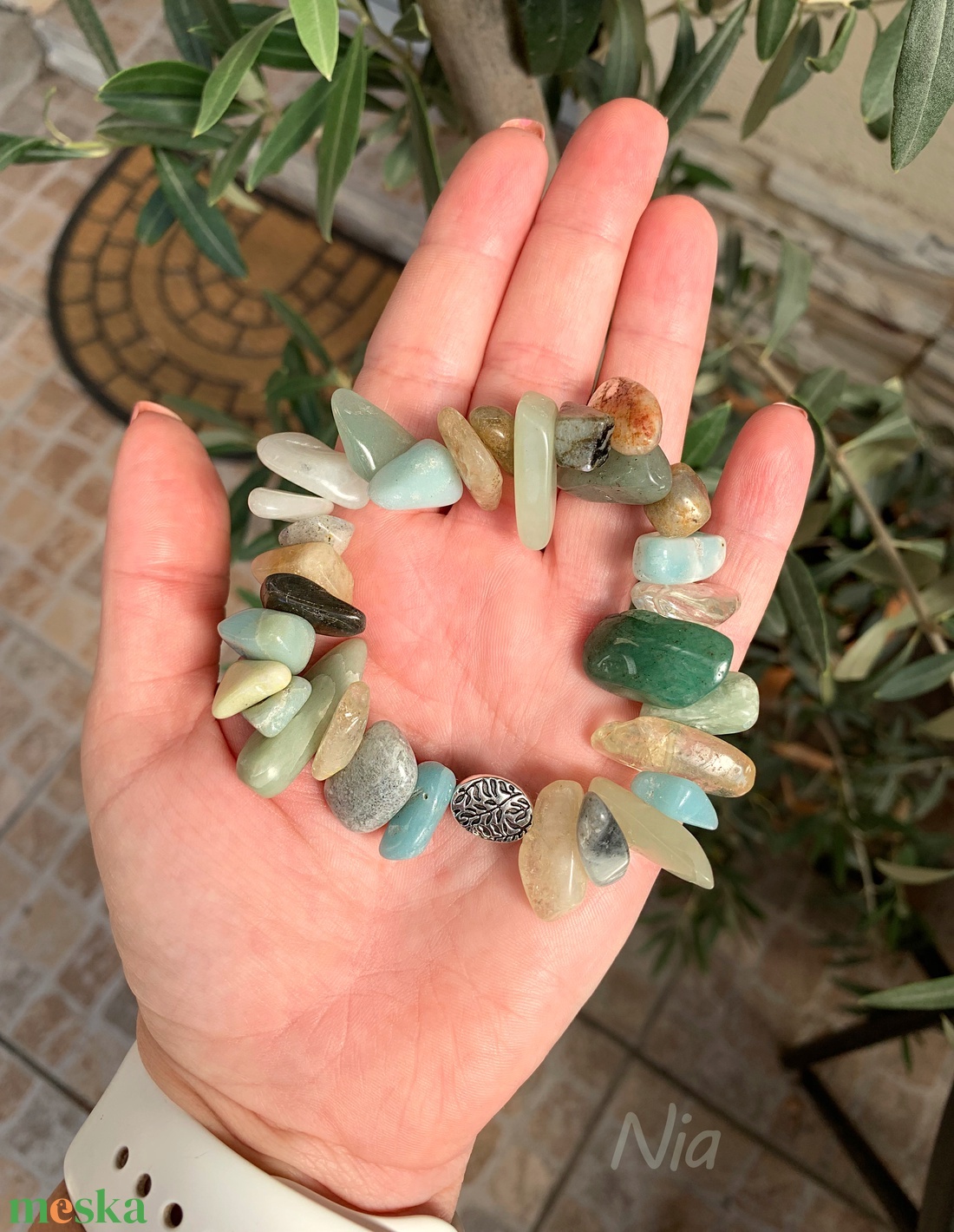 Amazonas - ásványkarkötő leveles köztessel - ékszer - karkötő - karkötő medállal - Meska.hu