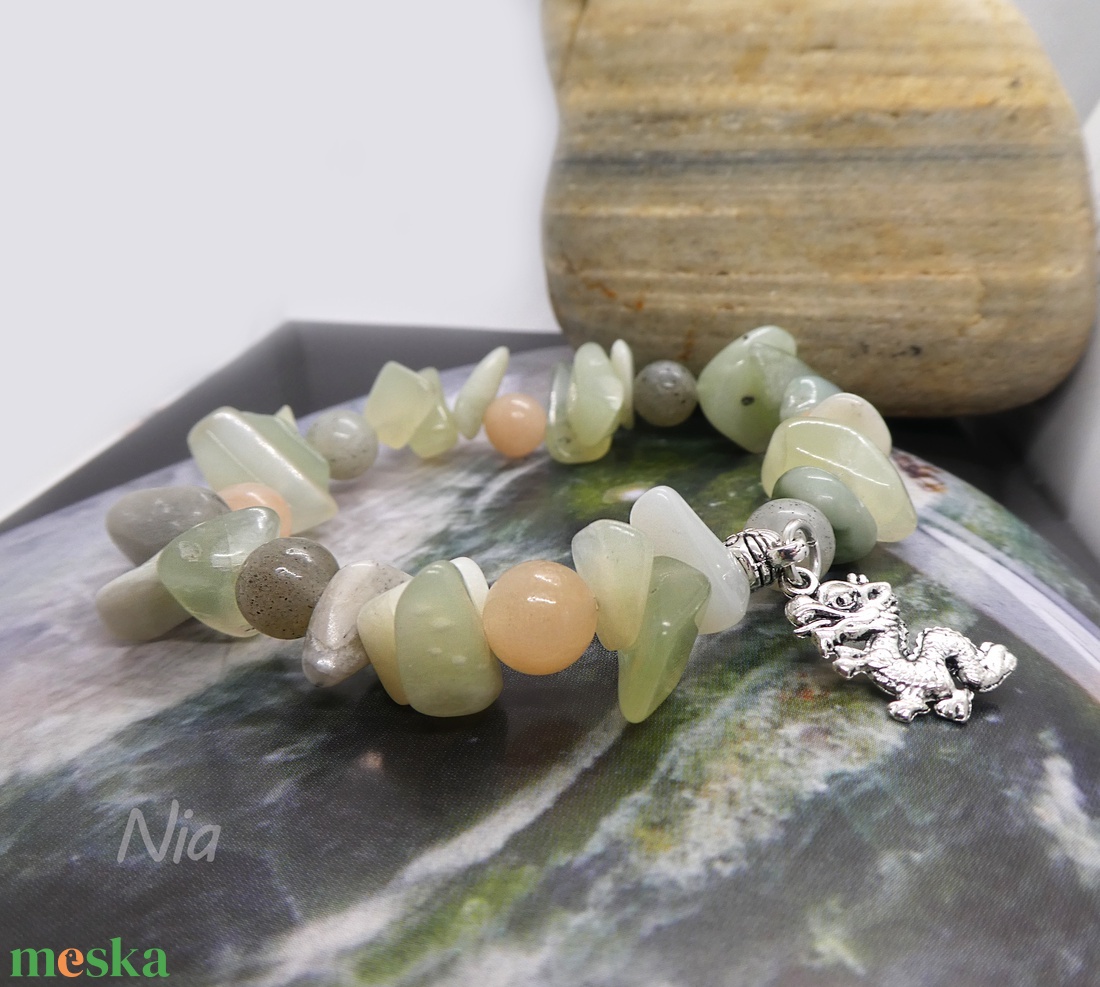 Őrzöm a békéd - ásványkarkötő kínai sárkány medállal - ékszer - karkötő - karkötő medállal - Meska.hu