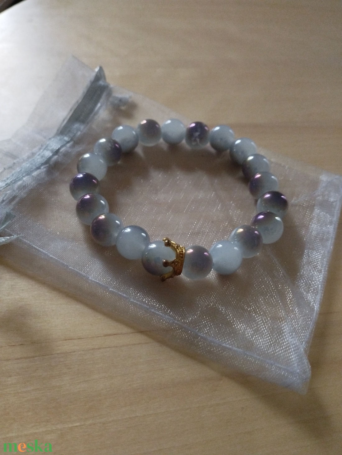 Füst színű karkötő koronával  - ékszer - karkötő - gyöngyös karkötő - Meska.hu