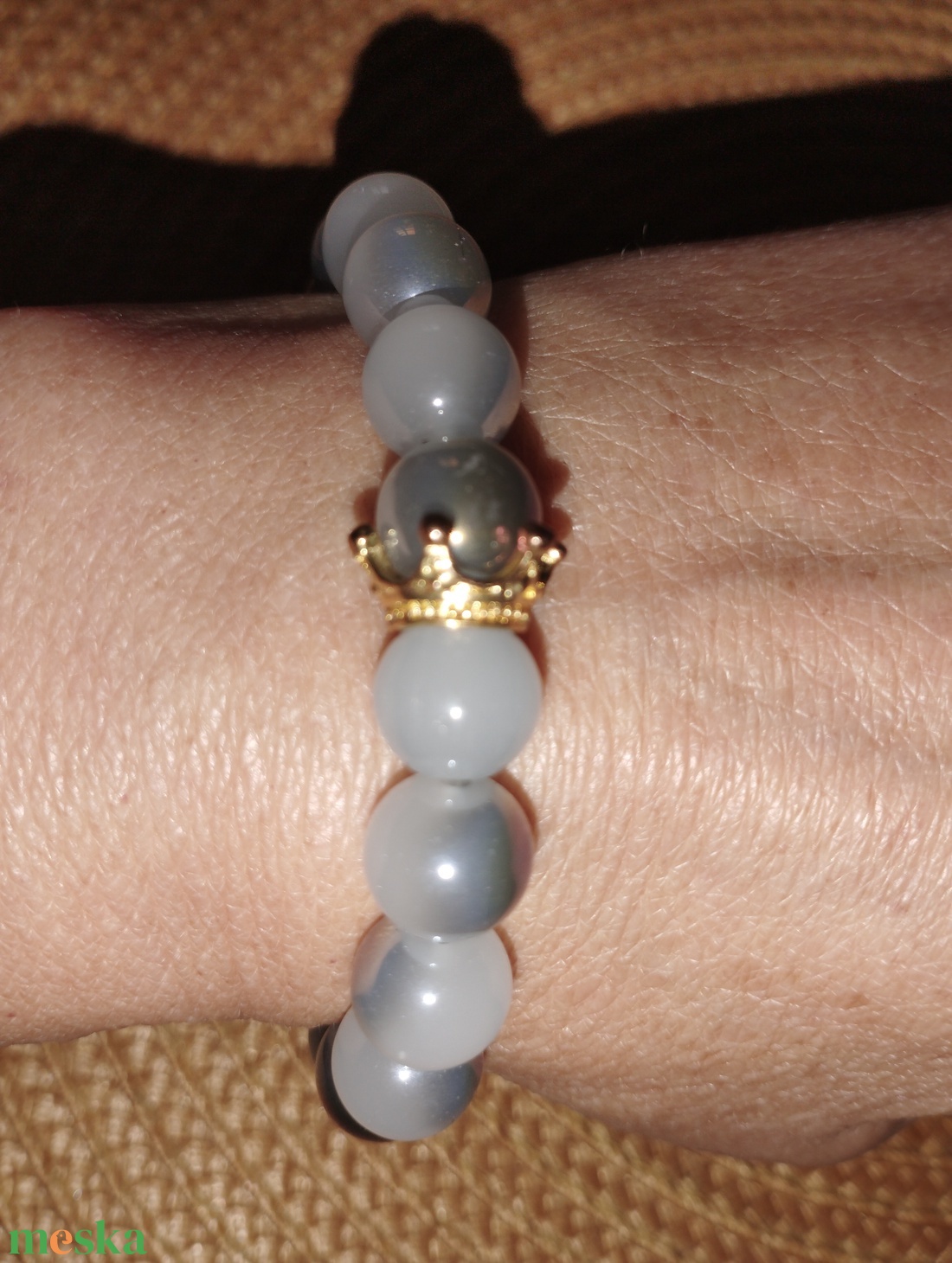 Füst színű karkötő koronával  - ékszer - karkötő - gyöngyös karkötő - Meska.hu