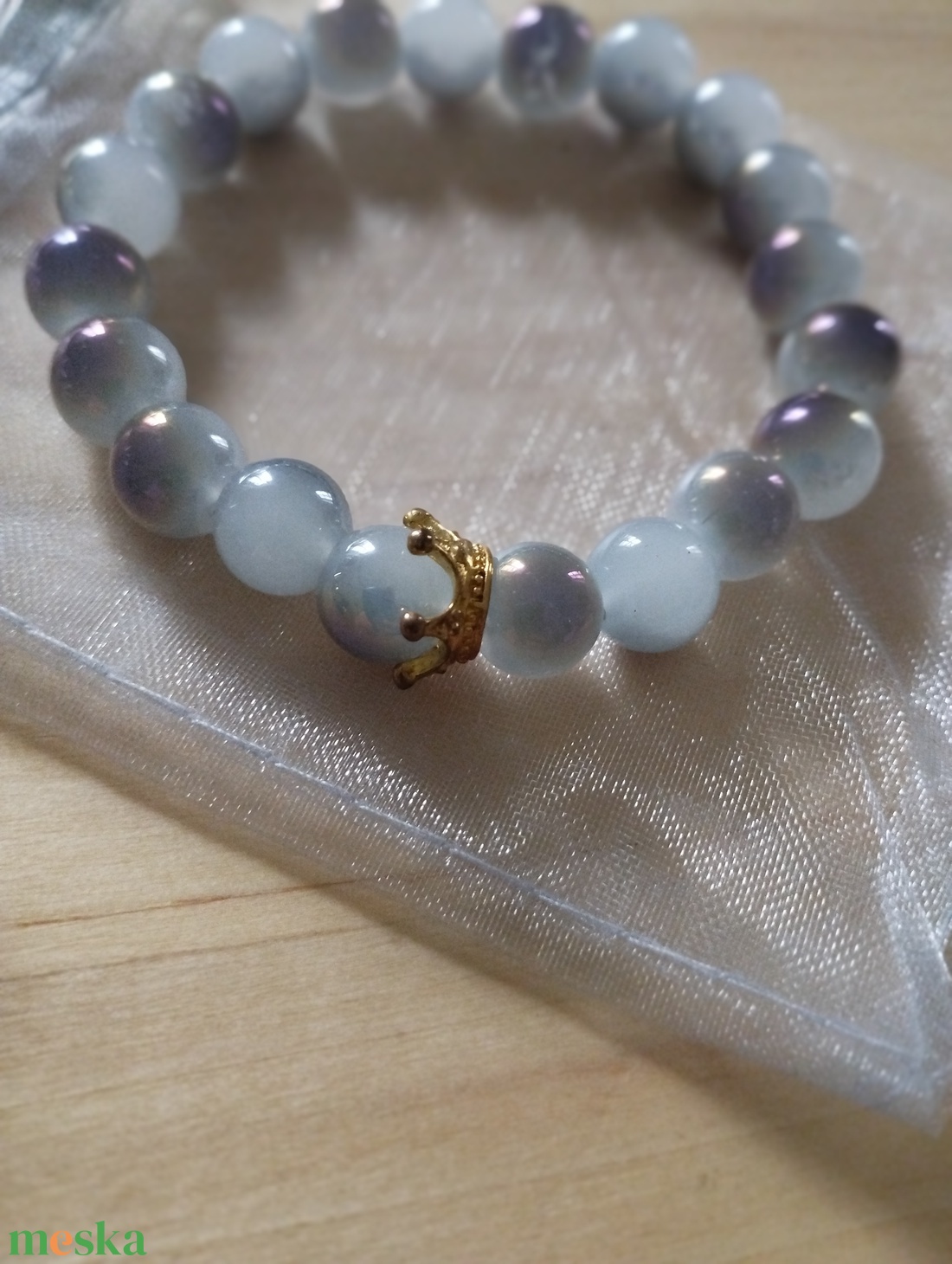 Füst színű karkötő koronával  - ékszer - karkötő - gyöngyös karkötő - Meska.hu